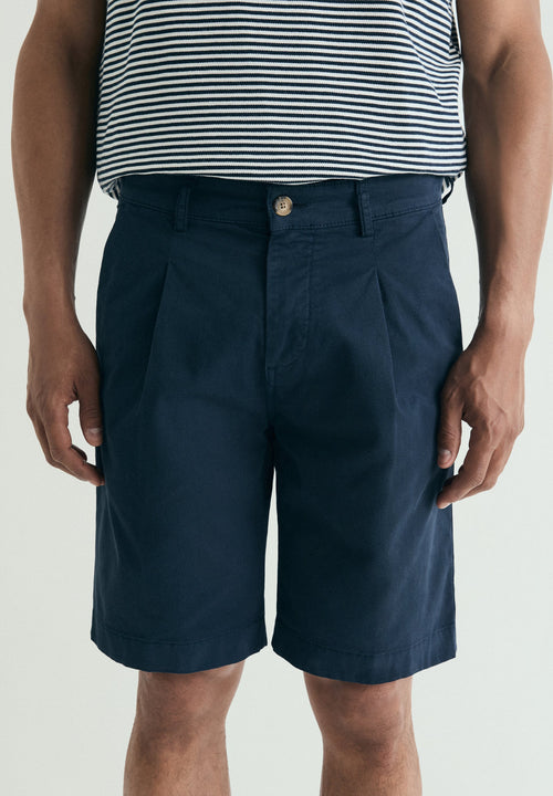 BERMUDA SHORTS WITH FRONT DARTS