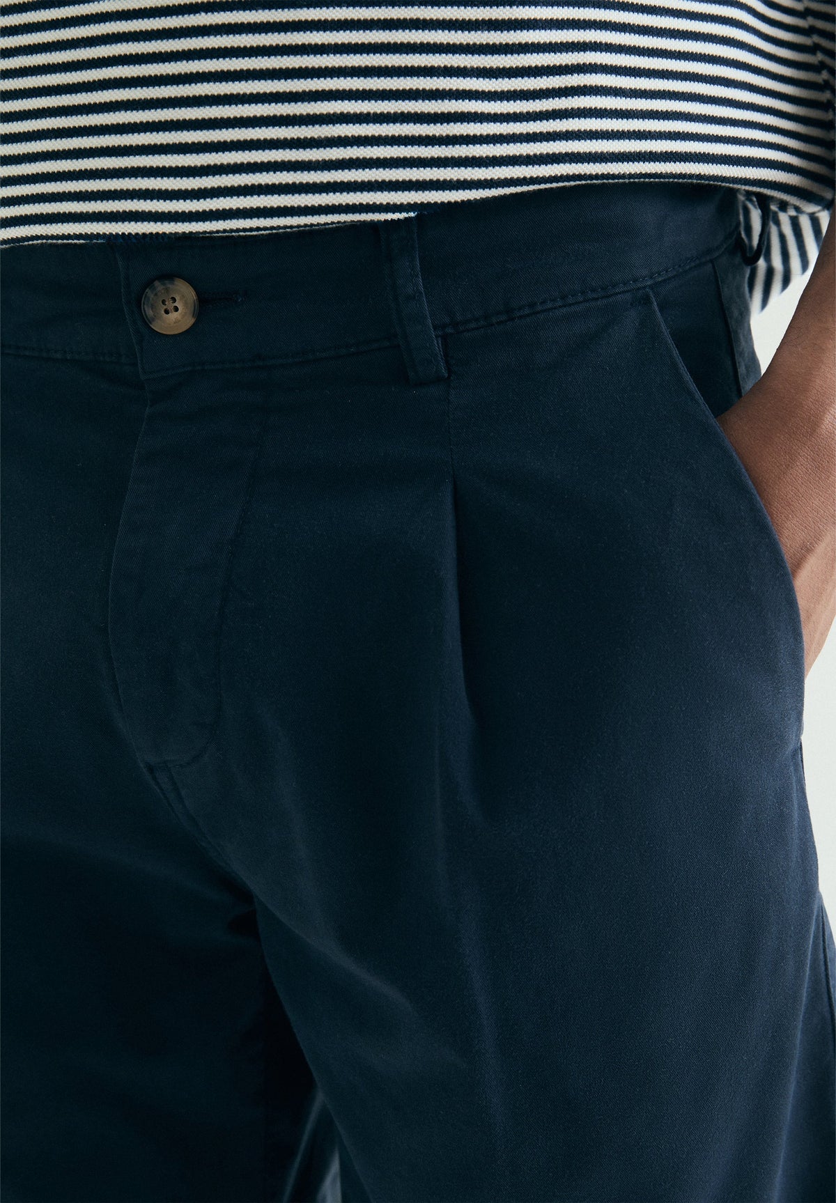 BERMUDA SHORTS WITH FRONT DARTS